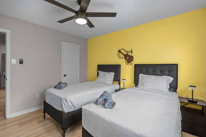 Dve izby s dvoma lôžkami a nočným stolíkom.