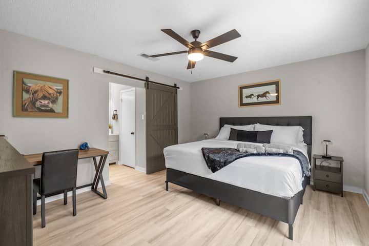 Hlavná spálňa s obrovskou manželskou posteľou, 55-palcovou inteligentnou televíziou a pracovným priestorom.