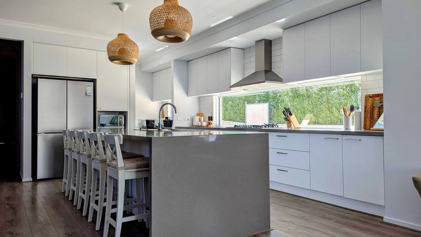 Modern comfort & luxury close to the beach gallery image 3