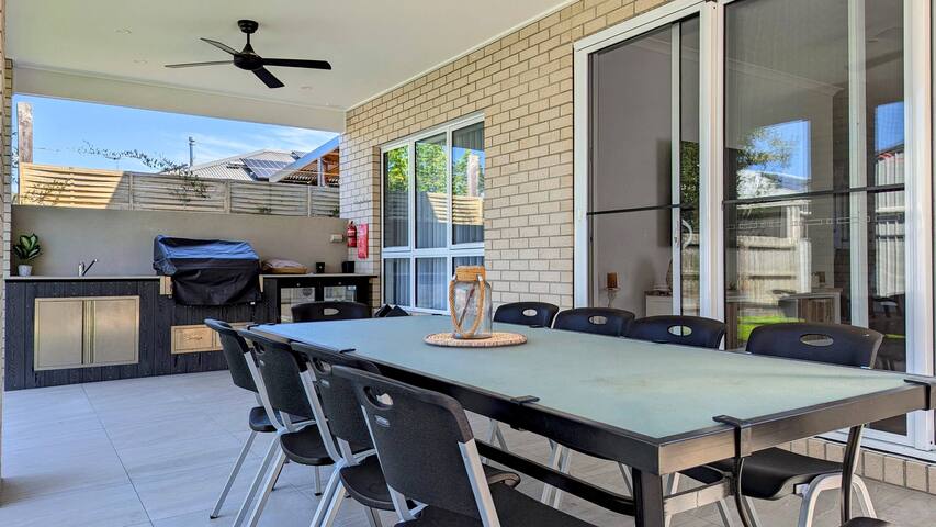 Modern comfort & luxury close to the beach gallery image 2