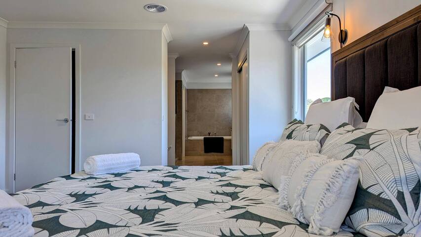 Modern comfort & luxury close to the beach gallery image 5