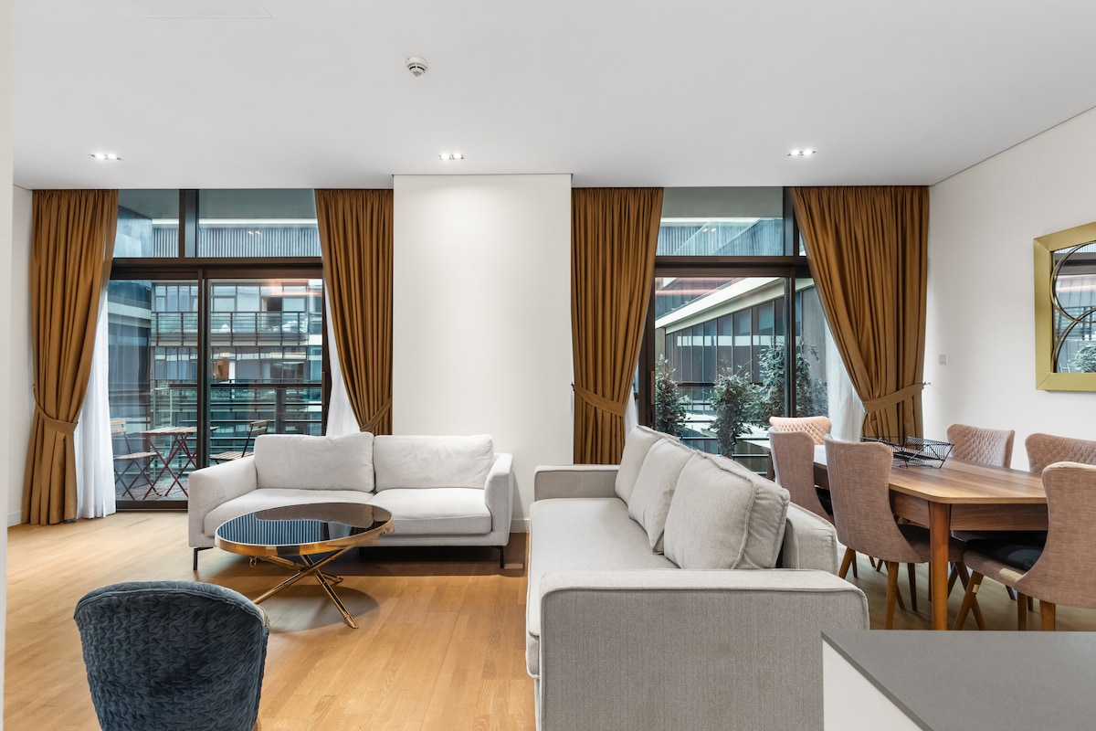 Top Airbnb: Luxury 2BDR Apartment in City Walk, Pool Access in Al Wasl