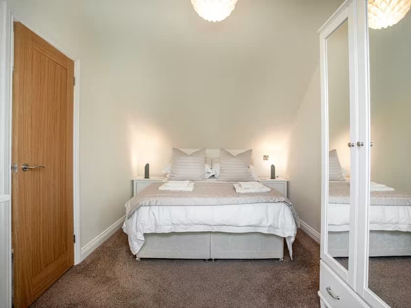 Druga spavaća soba s bračnim krevetom koji se može konfigurirati kao dvokrevetna soba. USB priključci za punjenje