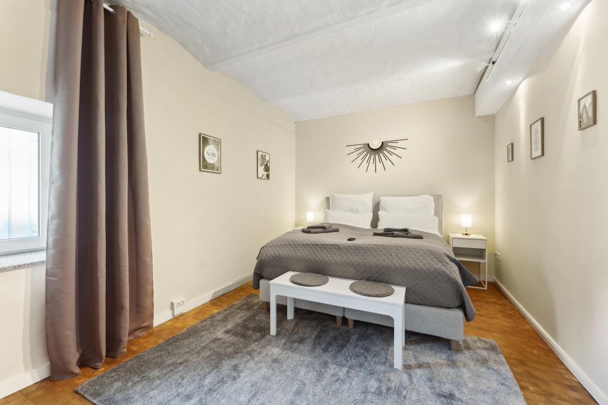 Светла, стилска спална соба со двоен кревет со димензии 180 x 200 см, паметен телевизор и голема гардероба. Елегантниот декор, топлото осветлување и висококвалитетната постелнина обезбедуваат максимална удобност. Совршено за релаксирачки ноќи и релаксирачки вечери со забава!