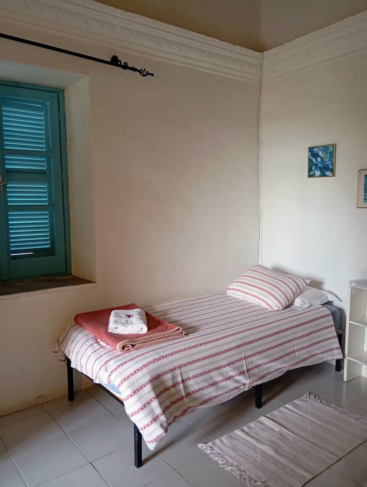 Chumba cha 3. Vitanda 2 vya mtu mmoja, au kitanda 1 cha watu wawili. 