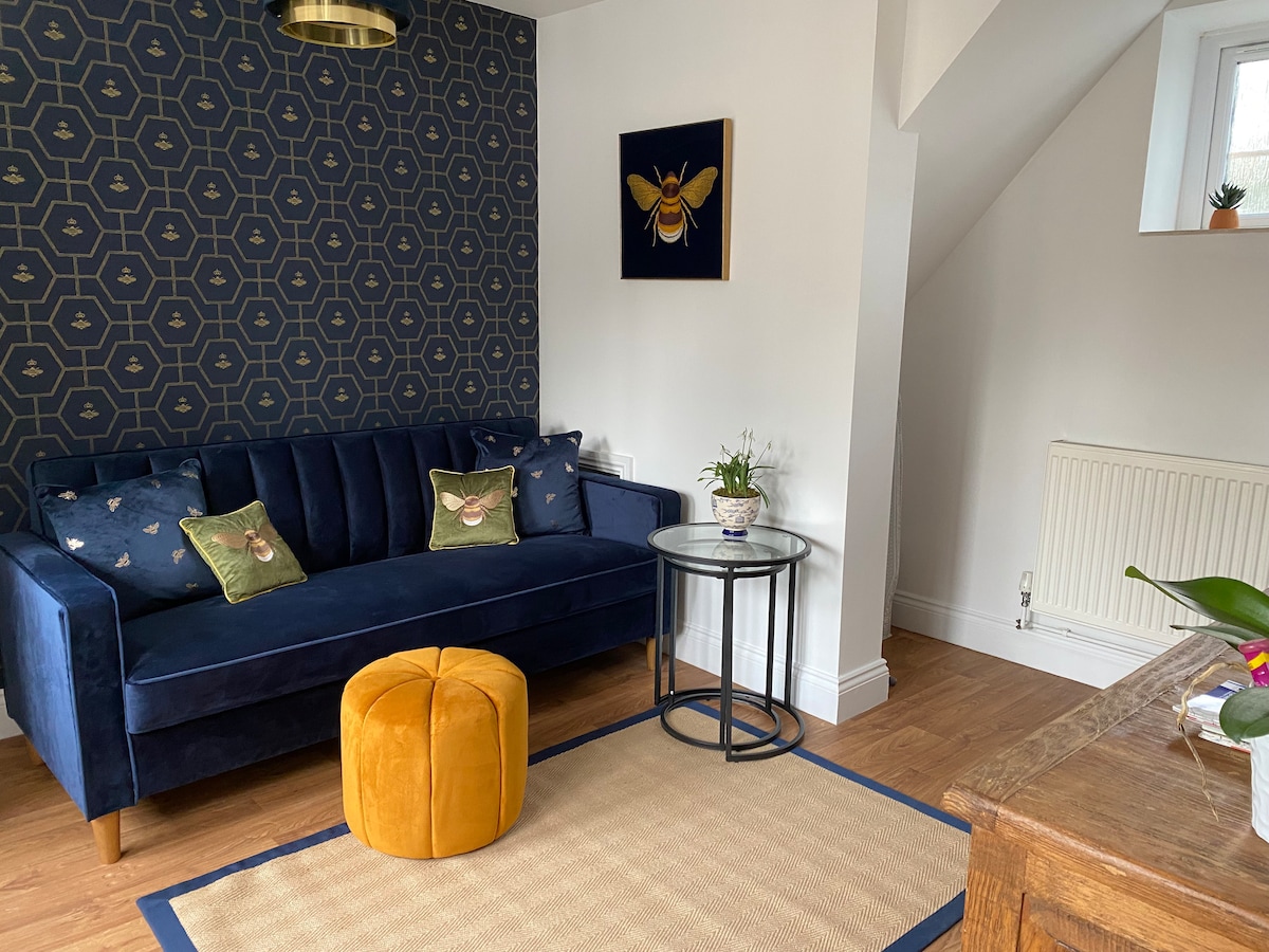 Top Airbnb: The Mews, Garden Flat free gated parking in Charlton Kings