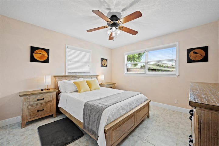 El dormitorio #1 cuenta con una sala de estar contigua (dormitorio #5) antes de entrar en el dormitorio principal. Este espacio está configurado como un salón privado (con sofá cama) para el dormitorio #1, pero también puede servir como un área para dormir separada, ya que todas las habitaciones tienen puertas de privacidad.