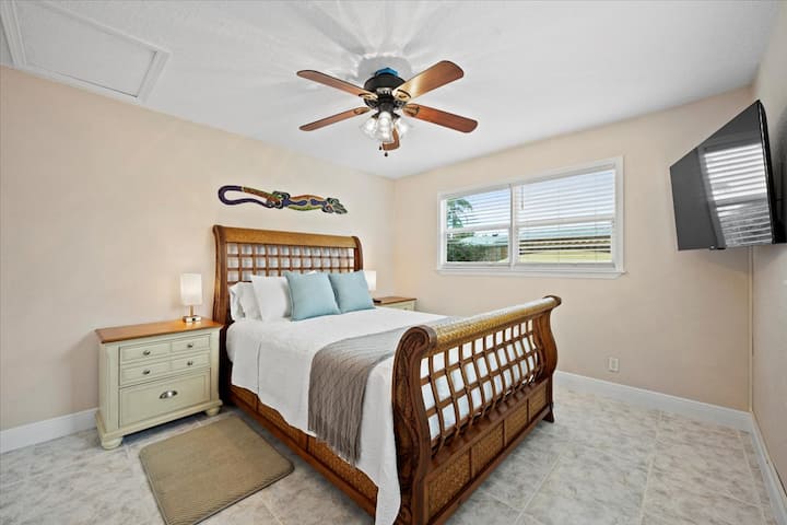 El dormitorio #2 cuenta con una sala de estar contigua (dormitorio #4) antes de entrar en el dormitorio principal. Este espacio está configurado como un salón privado para el dormitorio #2, pero también puede servir como un área para dormir separada, ya que todas las habitaciones tienen puertas de privacidad.