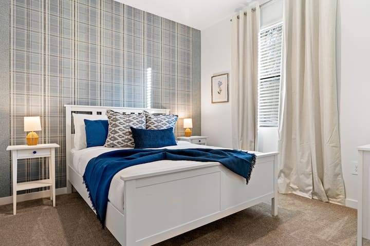 Este hermoso y acogedor dormitorio se encuentra en el primer piso de la casa, con cama tamaño queen y una decoración elegante.