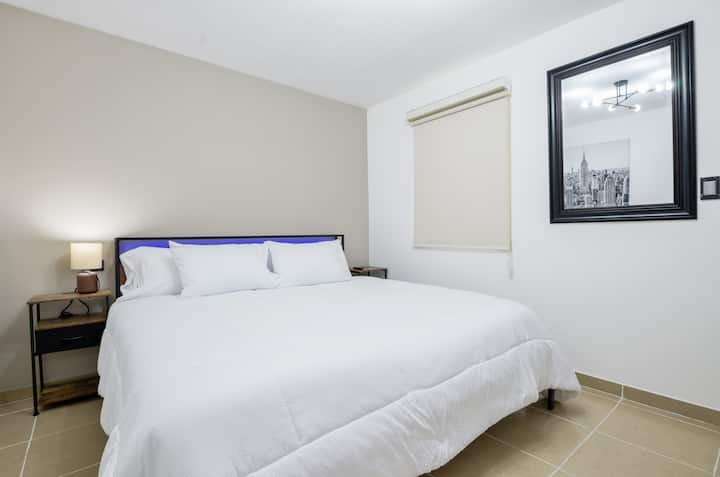 Dhomë gjumi kryesore me krevat dopio "king" dhe krevat fëmijësh portativ, e pajisur me televizor inteligjent dhe ajër të kondicionuar, e përkryer për një qëndrim të rehatshëm, edhe me foshnja.