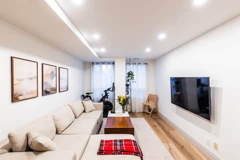 Top Airbnb: Steps from subway, Private 1 Bdrm w/ Parking in Don Valley North