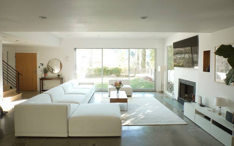 Modern luxury and privacy in Hollywood Hills gallery image 3