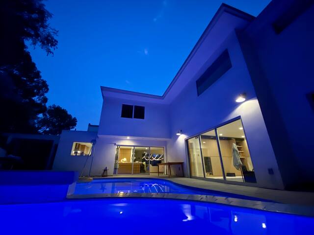 Modern luxury and privacy in Hollywood Hills gallery image 4