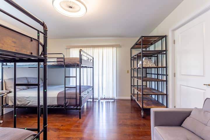 Táto izba má 2 poschodové postele s manželskými matracmi (4 manželské postele) a rozkladaciu pohovku.