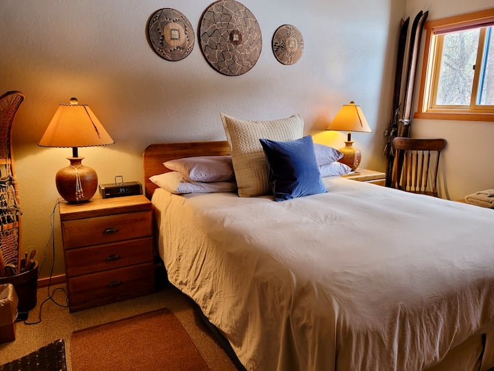 Primer dormitorio con cama tamaño queen