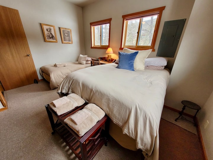 Segundo dormitorio con cama tamaño queen y cama individual