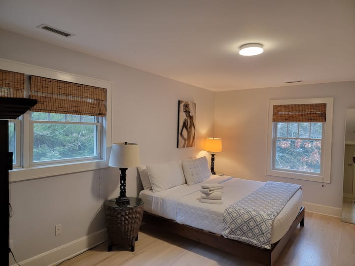 Cette chambre est ce que j'appellerais la chambre principale junior car elle dispose également d'une plus grande salle de bain avec douche d'angle