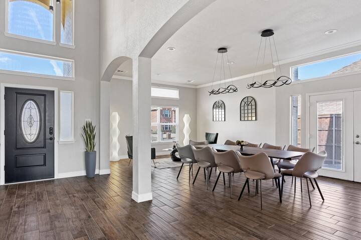 Fabulous Deal! Huge Lake View House gallery image 5