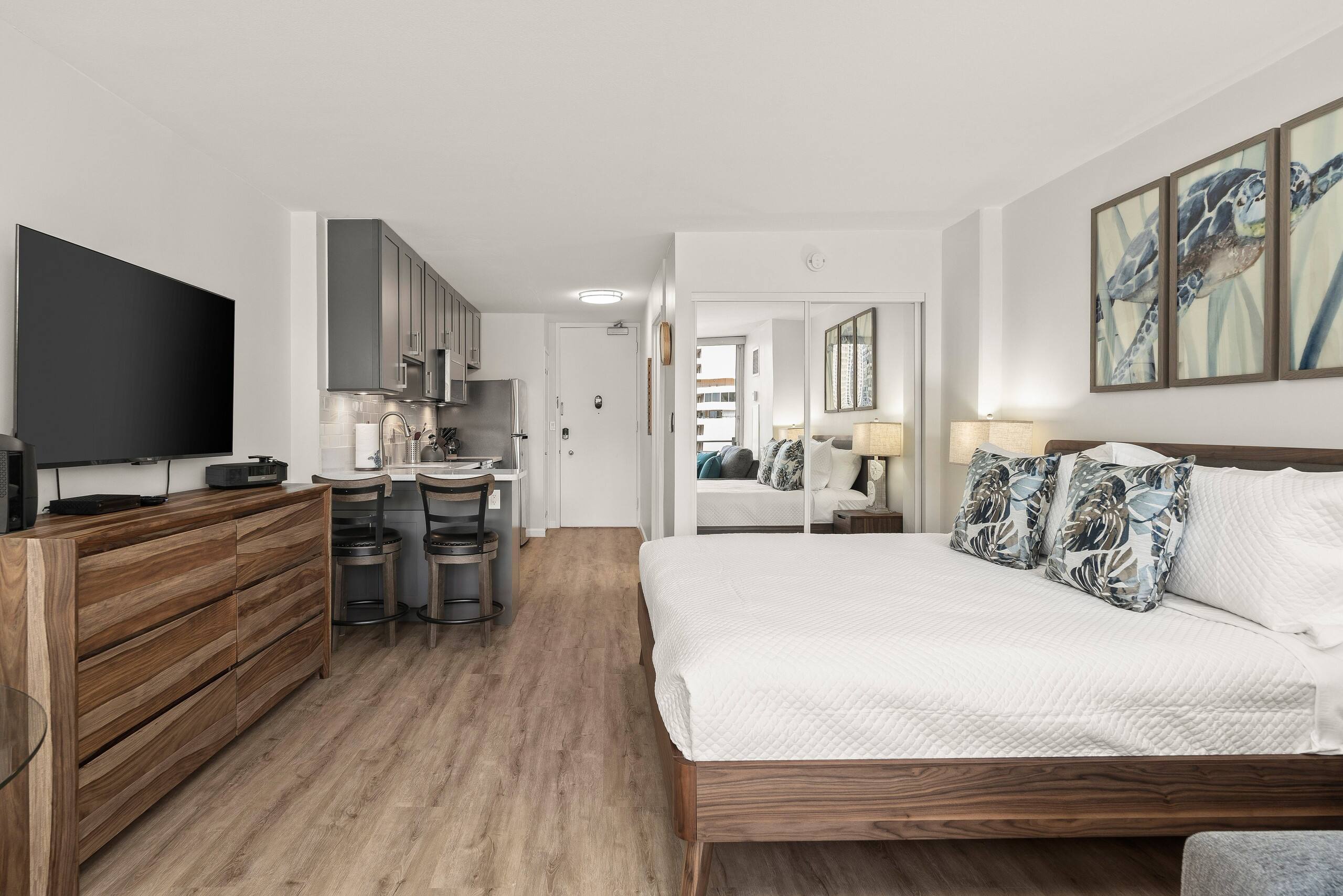 Condo in Honolulu · ★4.78 · Studio · 2 beds · 1 bath - Image 31
