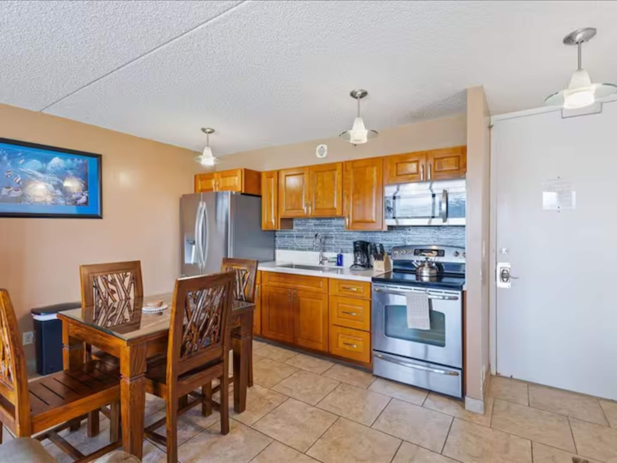 Brand New Listing! 1 BR Waikiki Condo/Free Parking - Image 6