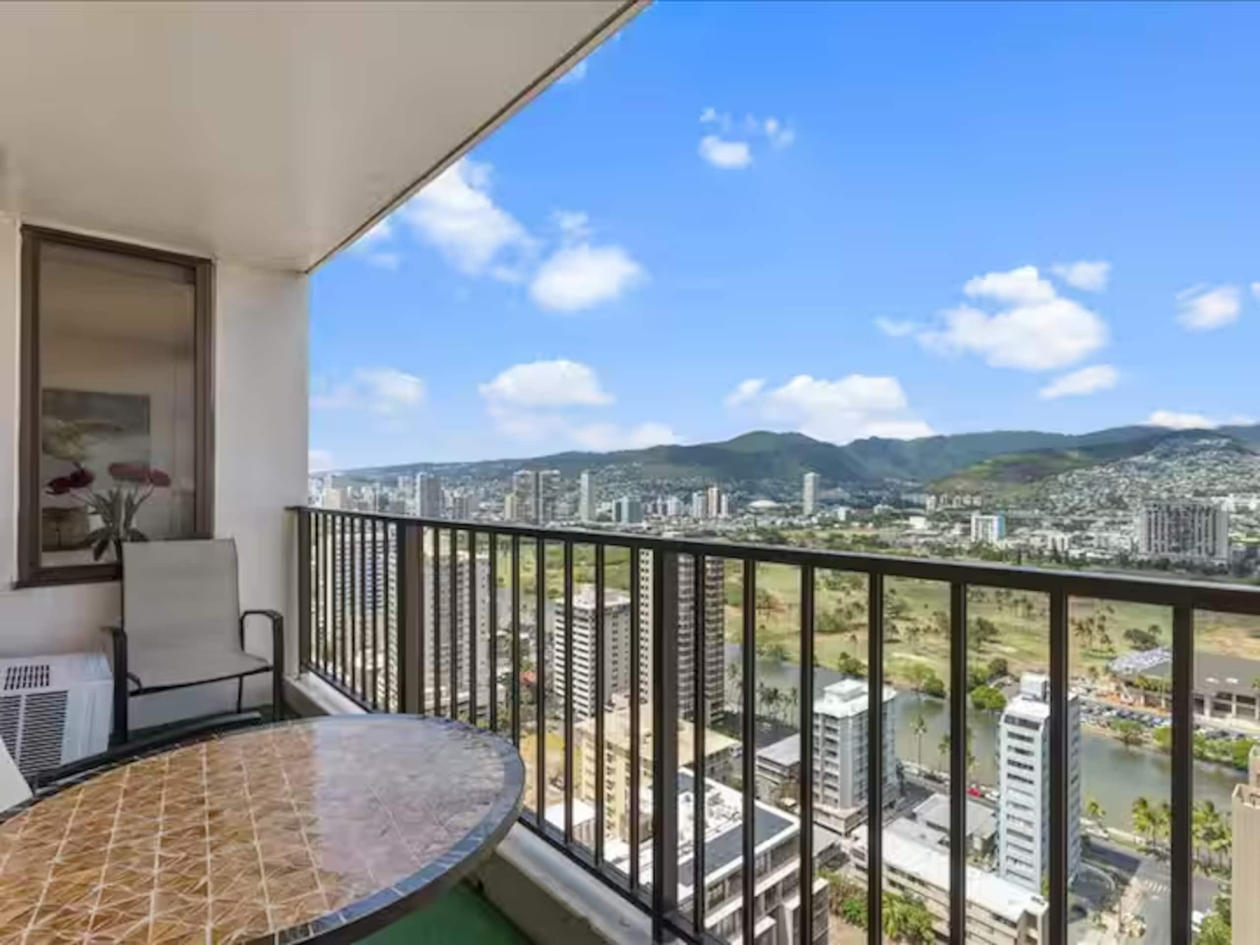 Brand New Listing! 1 BR Waikiki Condo/Free Parking - Image 12