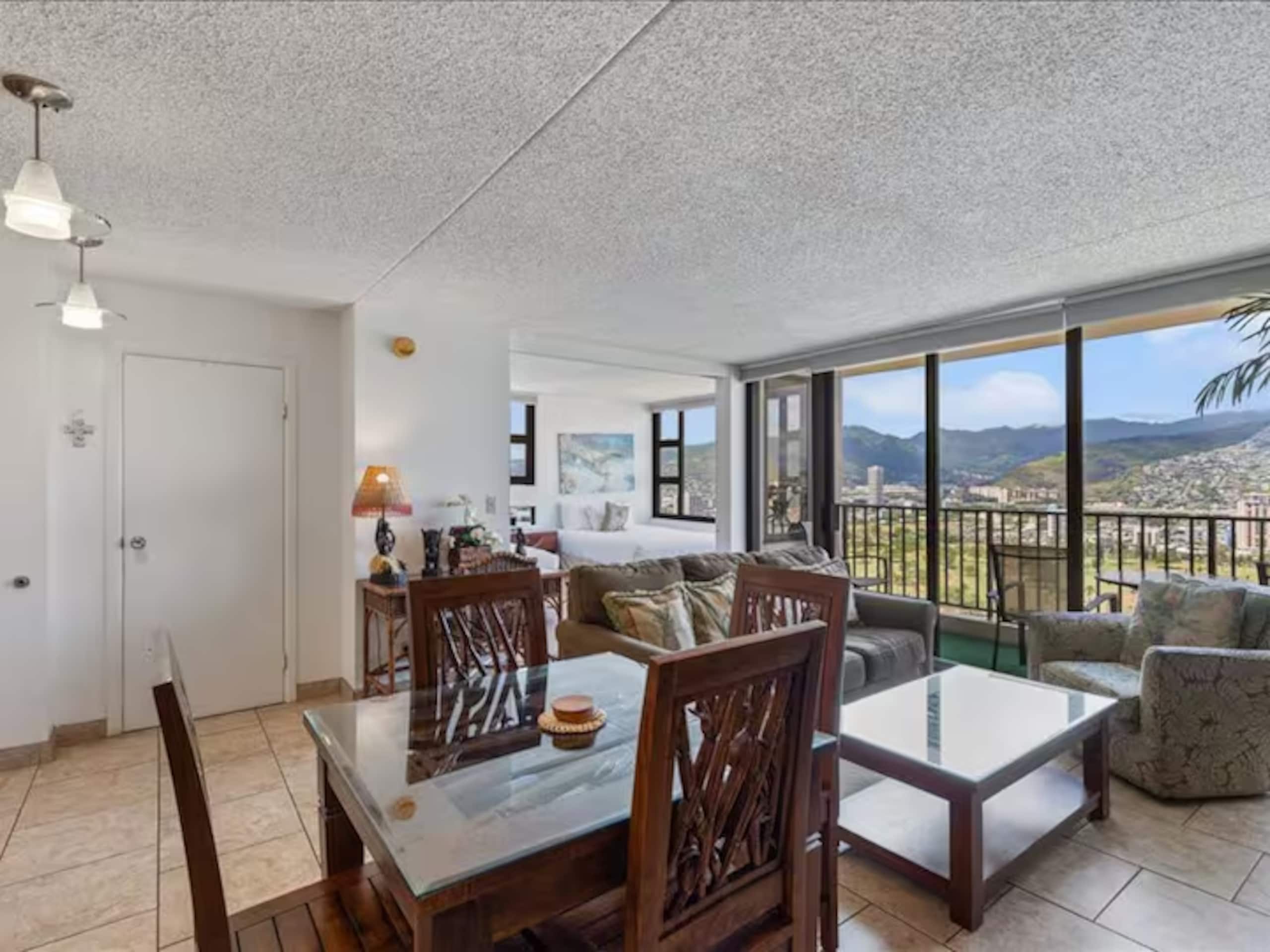 Brand New Listing! 1 BR Waikiki Condo/Free Parking - Image 7