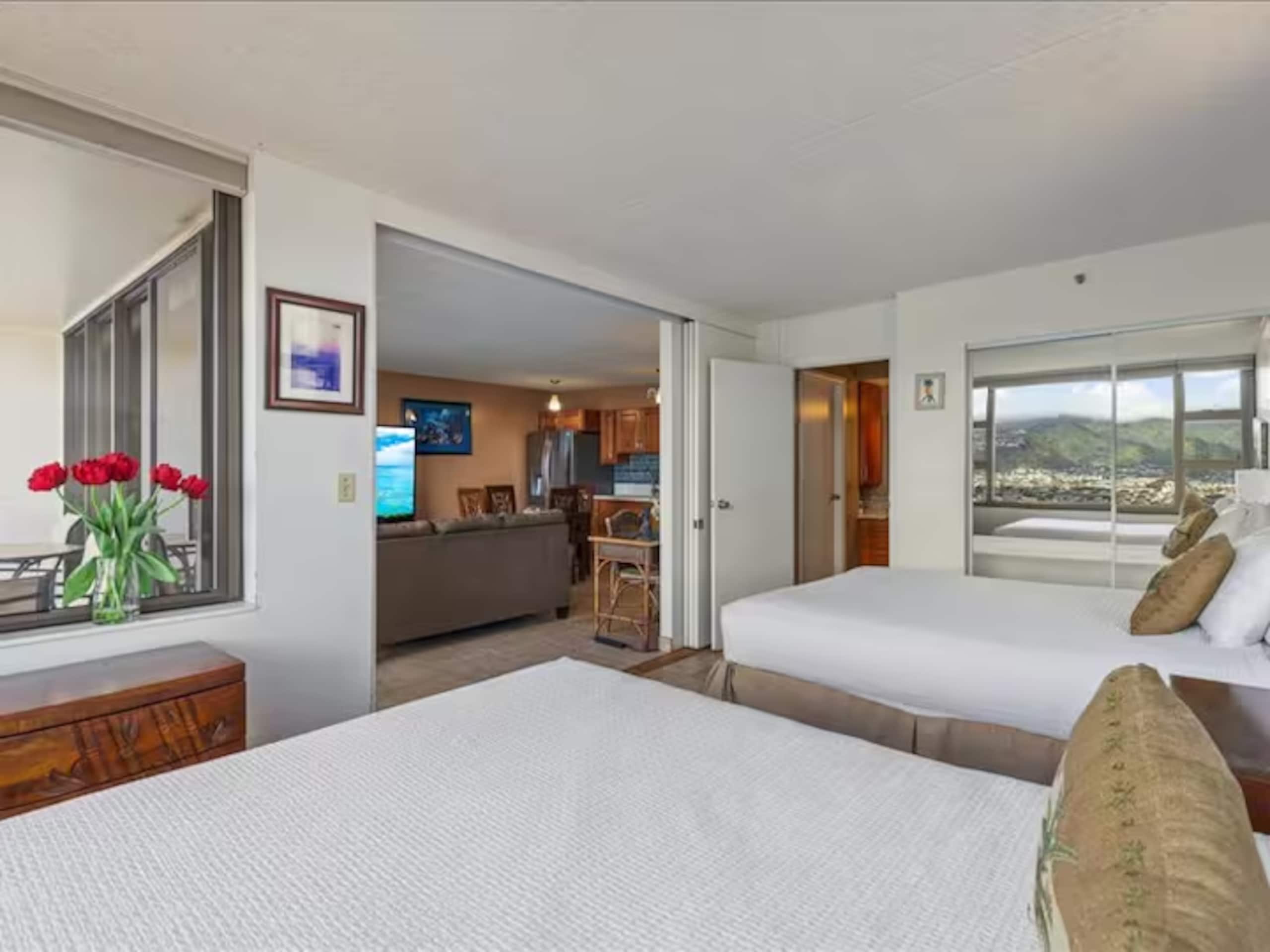 Brand New Listing! 1 BR Waikiki Condo/Free Parking - Image 8
