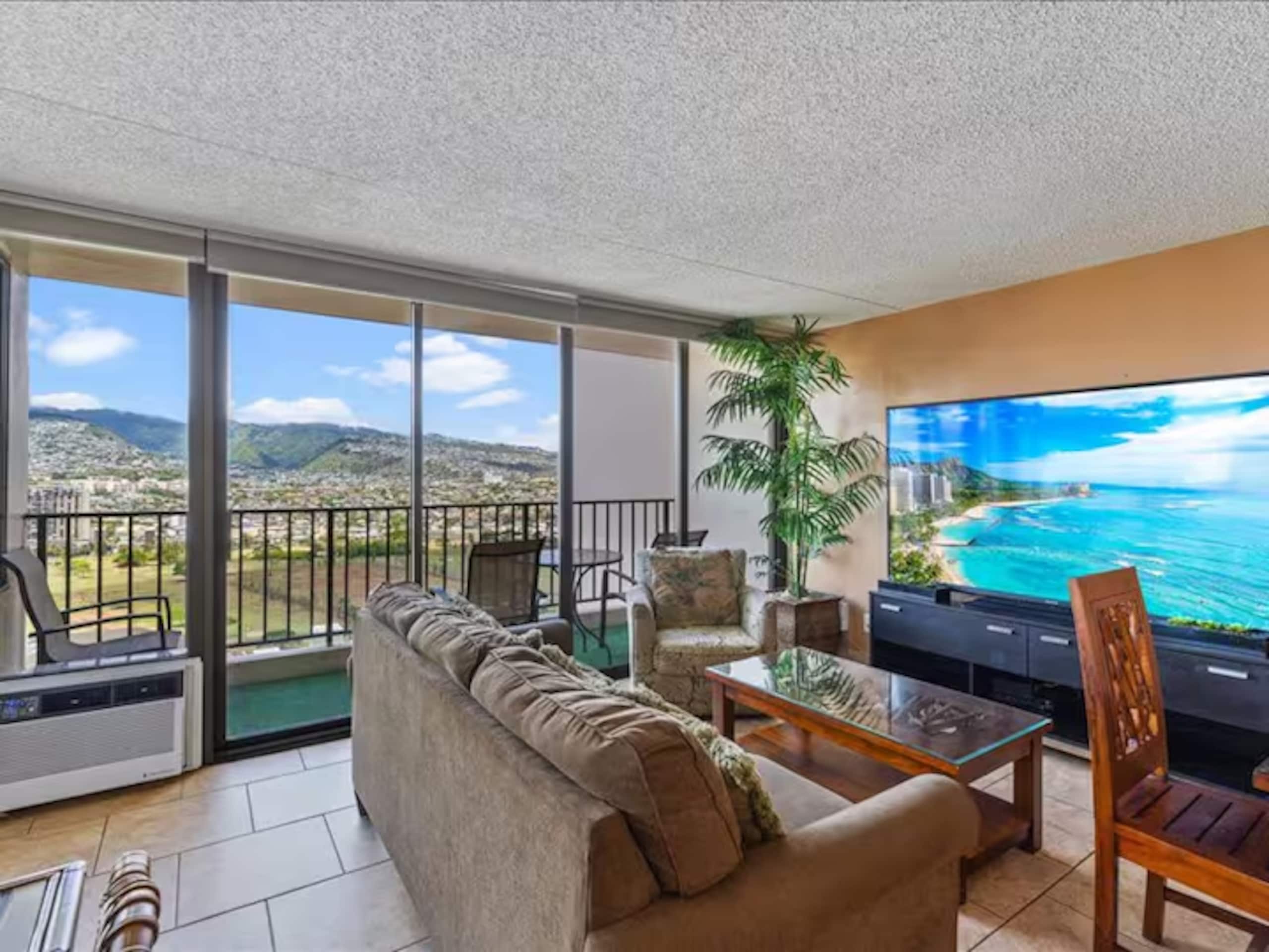 Brand New Listing! 1 BR Waikiki Condo/Free Parking - Image 2
