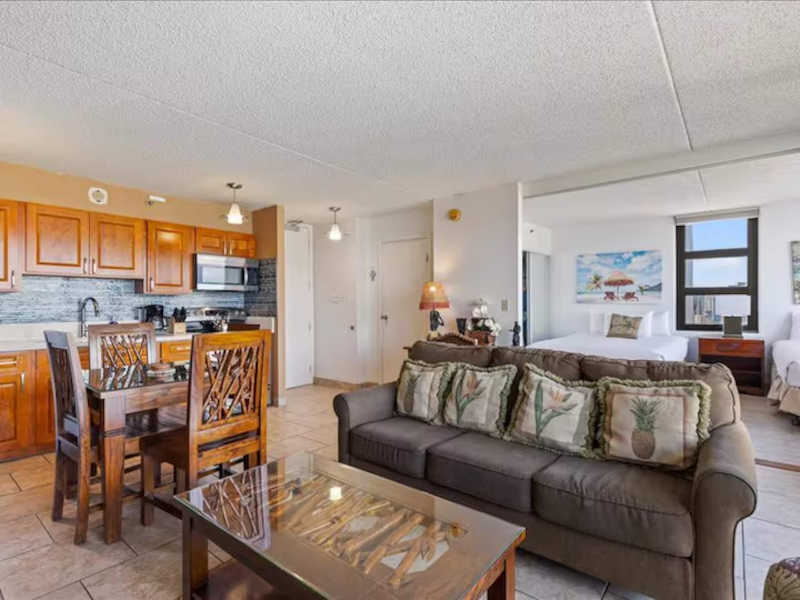 Brand New Listing! 1 BR Waikiki Condo/Free Parking - Image 4
