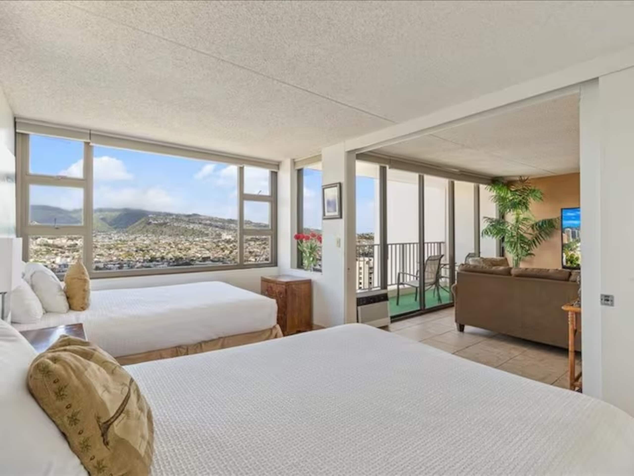 Brand New Listing! 1 BR Waikiki Condo/Free Parking - Image 1