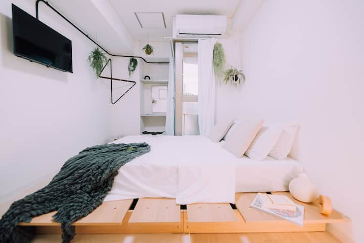 Mirna i udobna soba s mekom posteljinom za ugodnu noć.