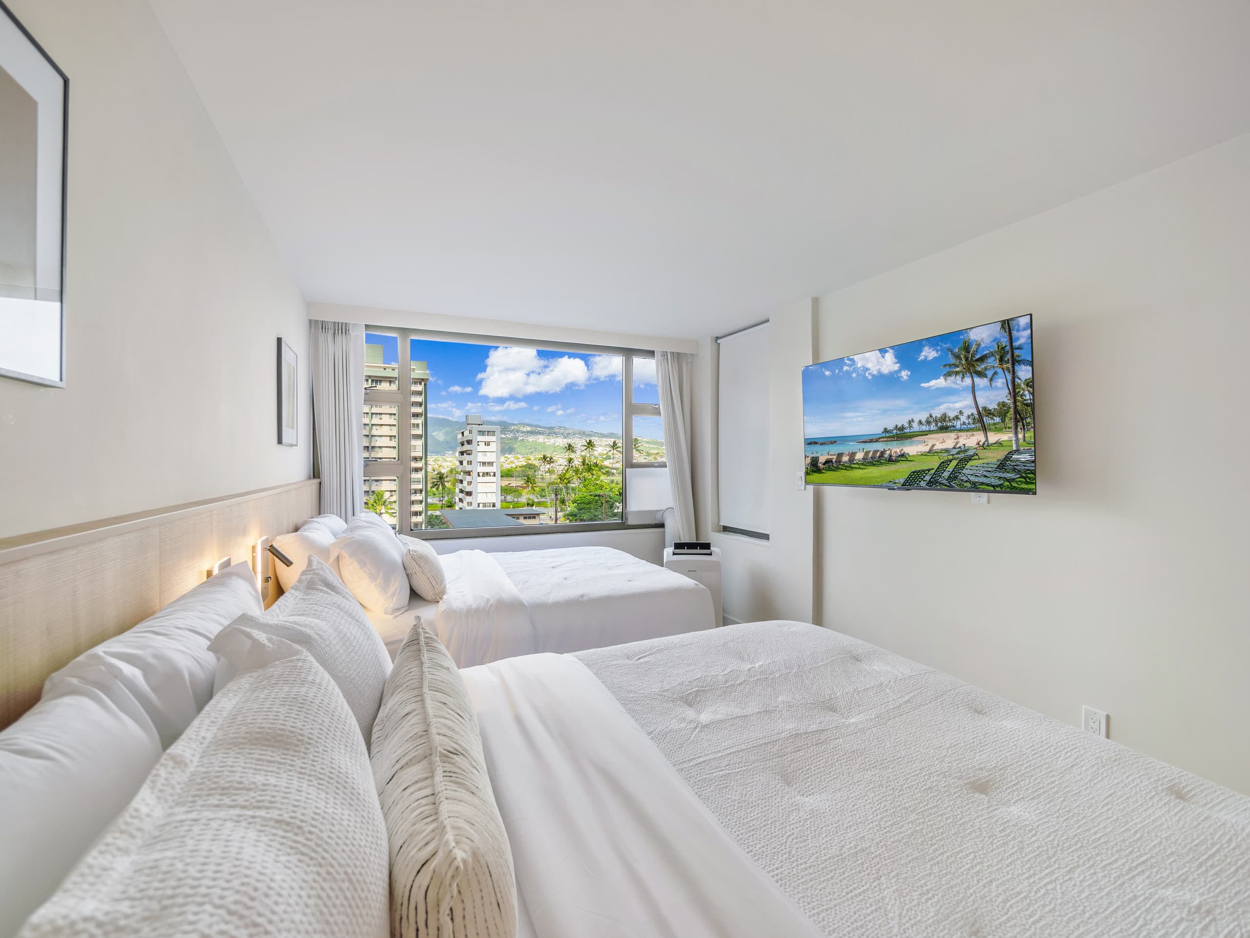 Fully Renovated 1bdrm @ Waikiki Banyan w/parking - Image 19