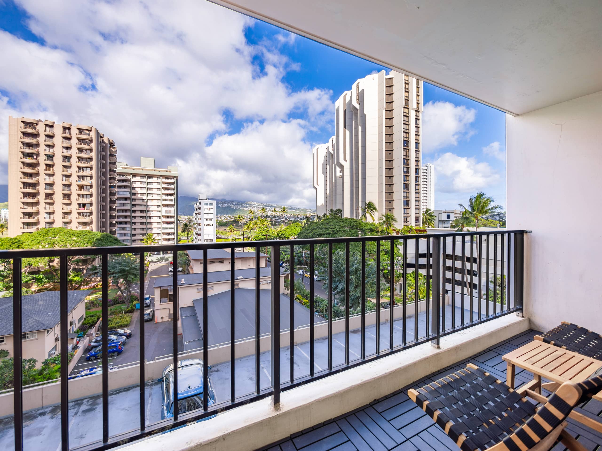 Fully Renovated 1bdrm @ Waikiki Banyan w/parking - Image 26