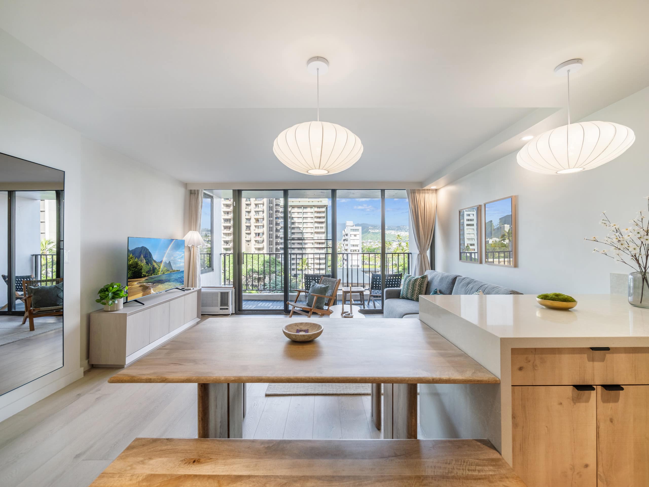 Fully Renovated 1bdrm @ Waikiki Banyan w/parking - Image 3