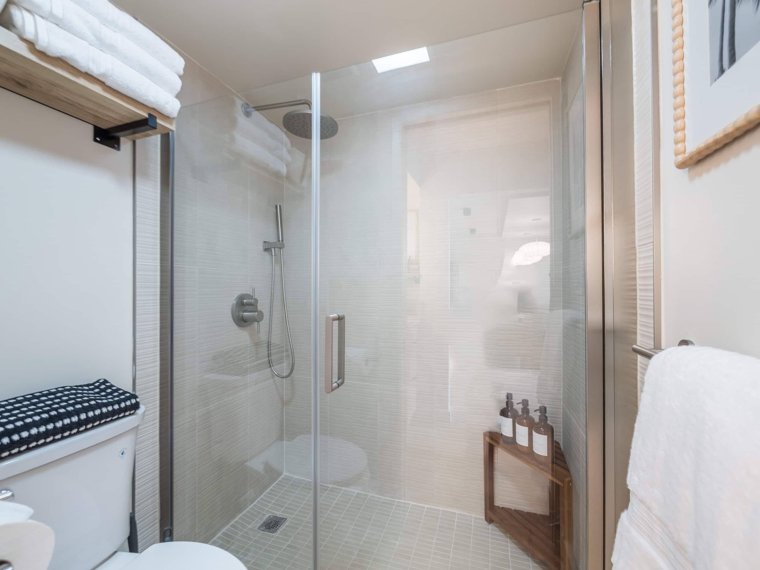 Fully Renovated 1bdrm @ Waikiki Banyan w/parking - Image 24