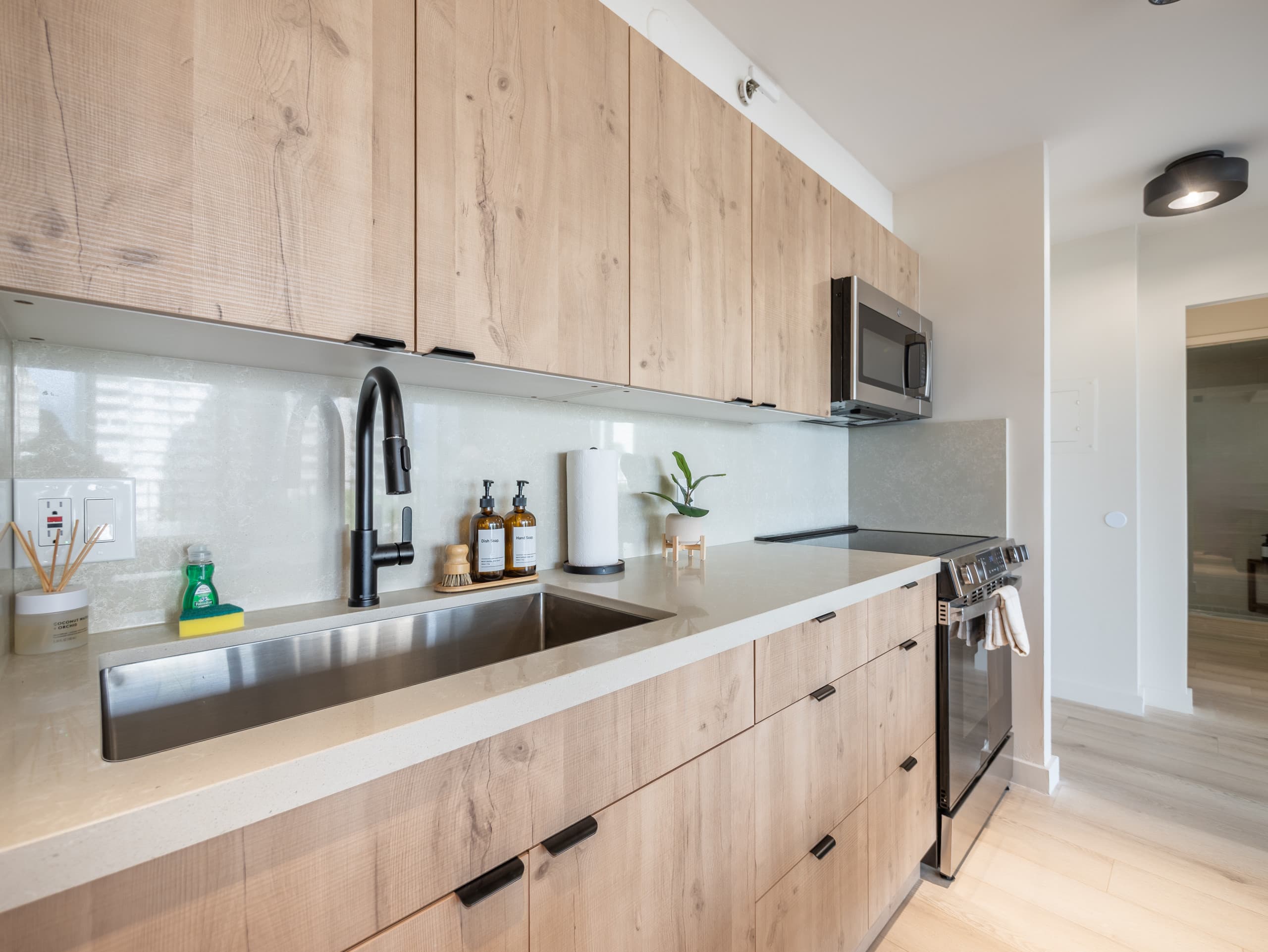 Fully Renovated 1bdrm @ Waikiki Banyan w/parking - Image 13