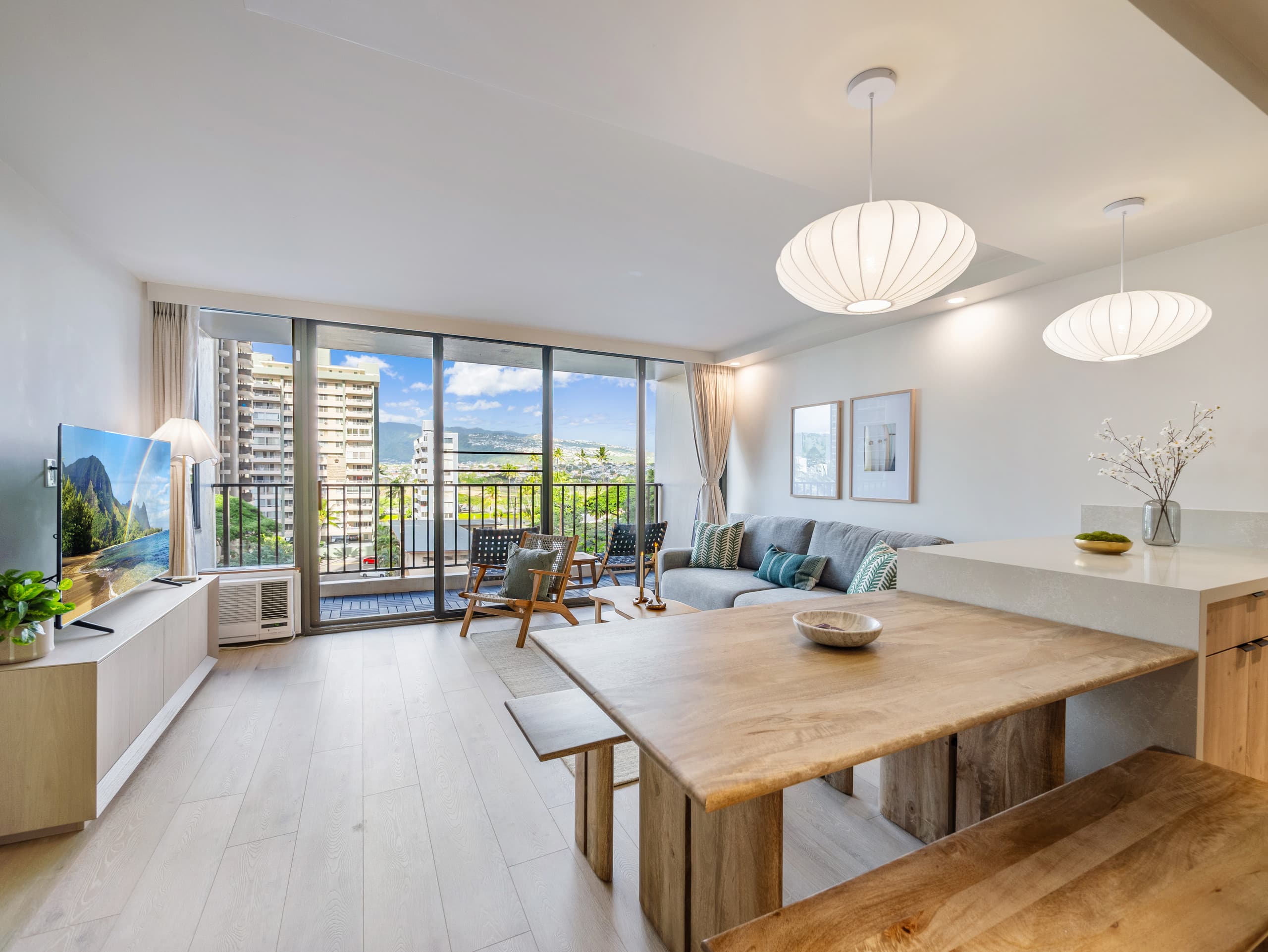 Fully Renovated 1bdrm @ Waikiki Banyan w/parking - Image 10