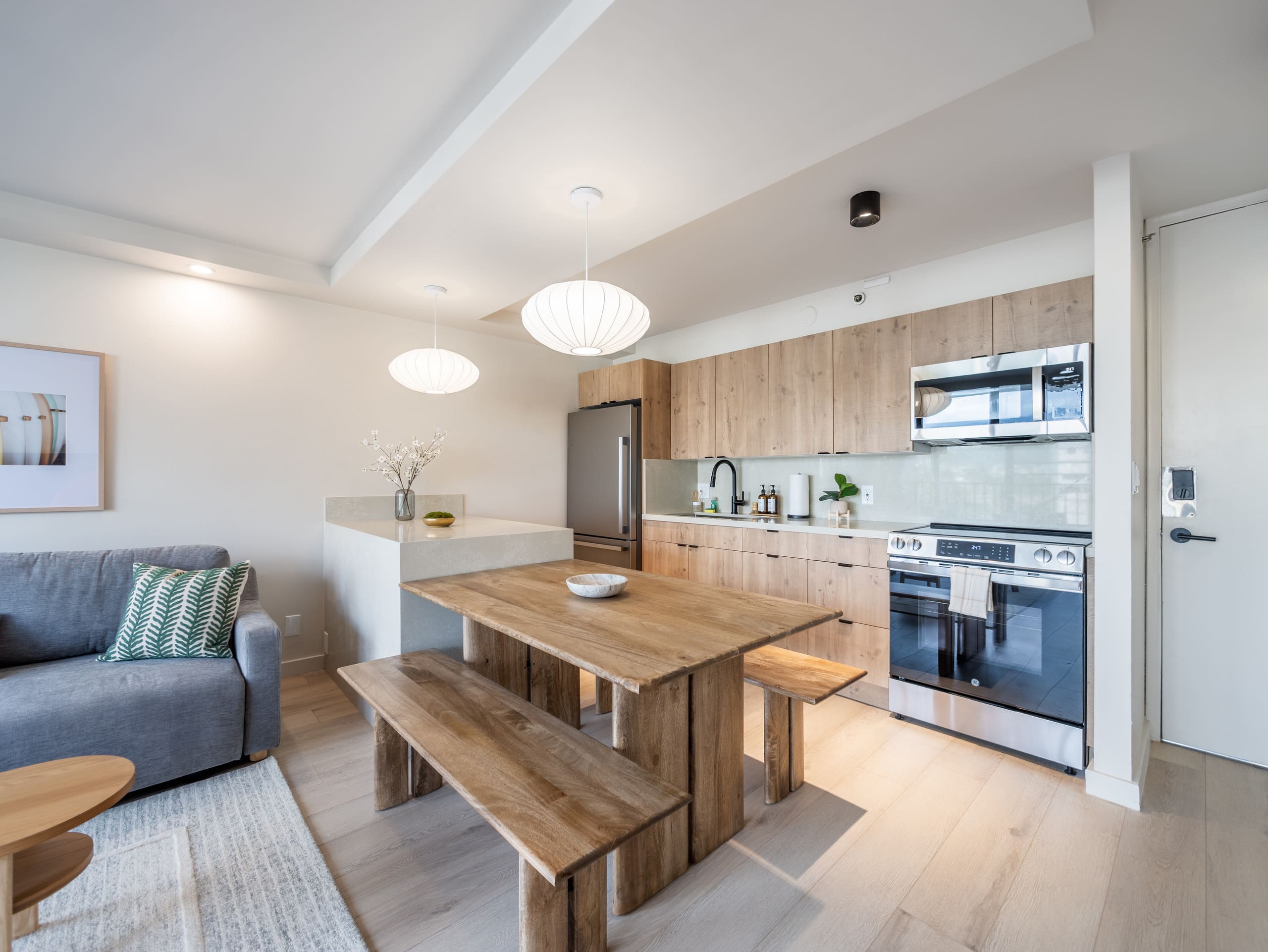 Fully Renovated 1bdrm @ Waikiki Banyan w/parking - Image 1