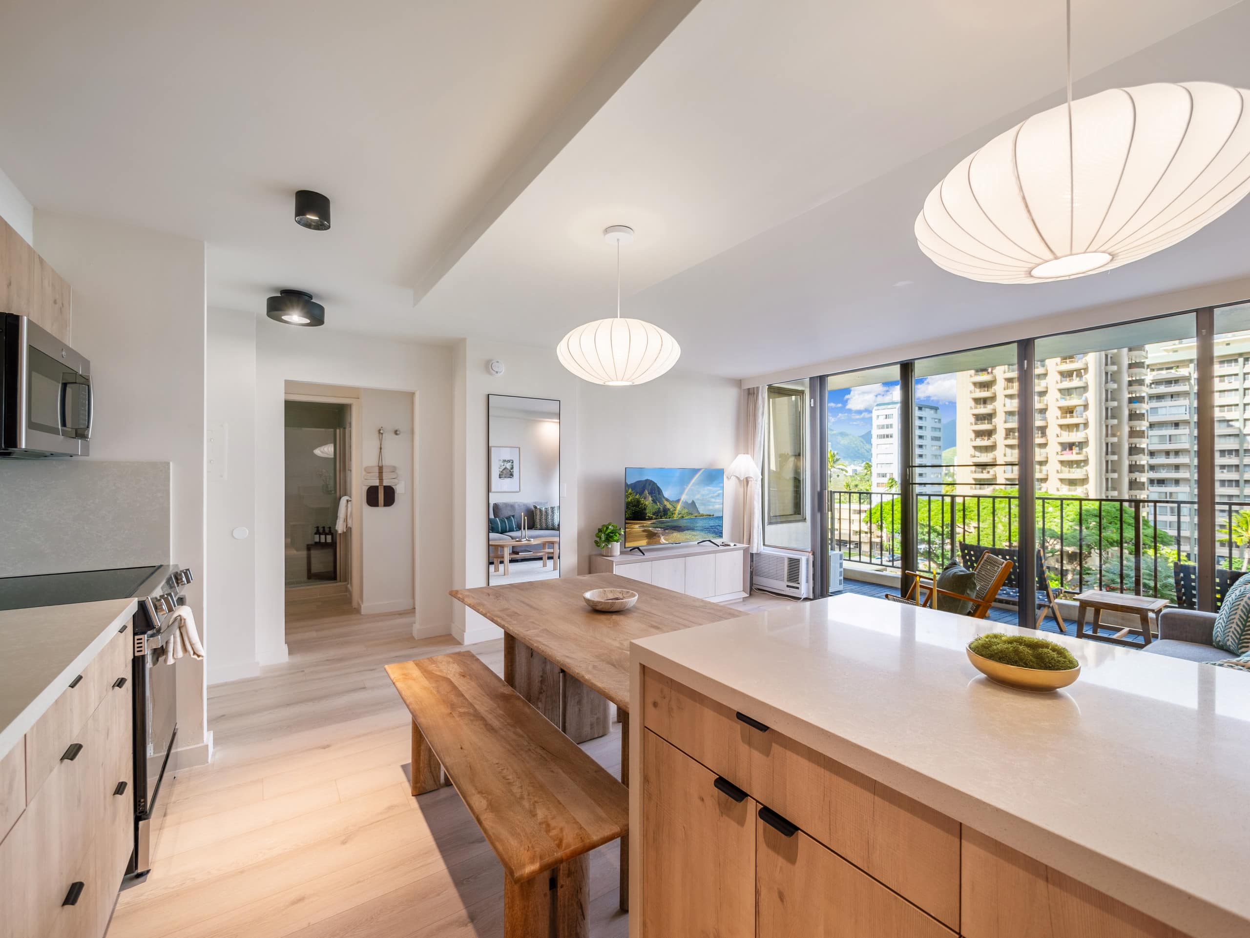 Fully Renovated 1bdrm @ Waikiki Banyan w/parking - Image 15