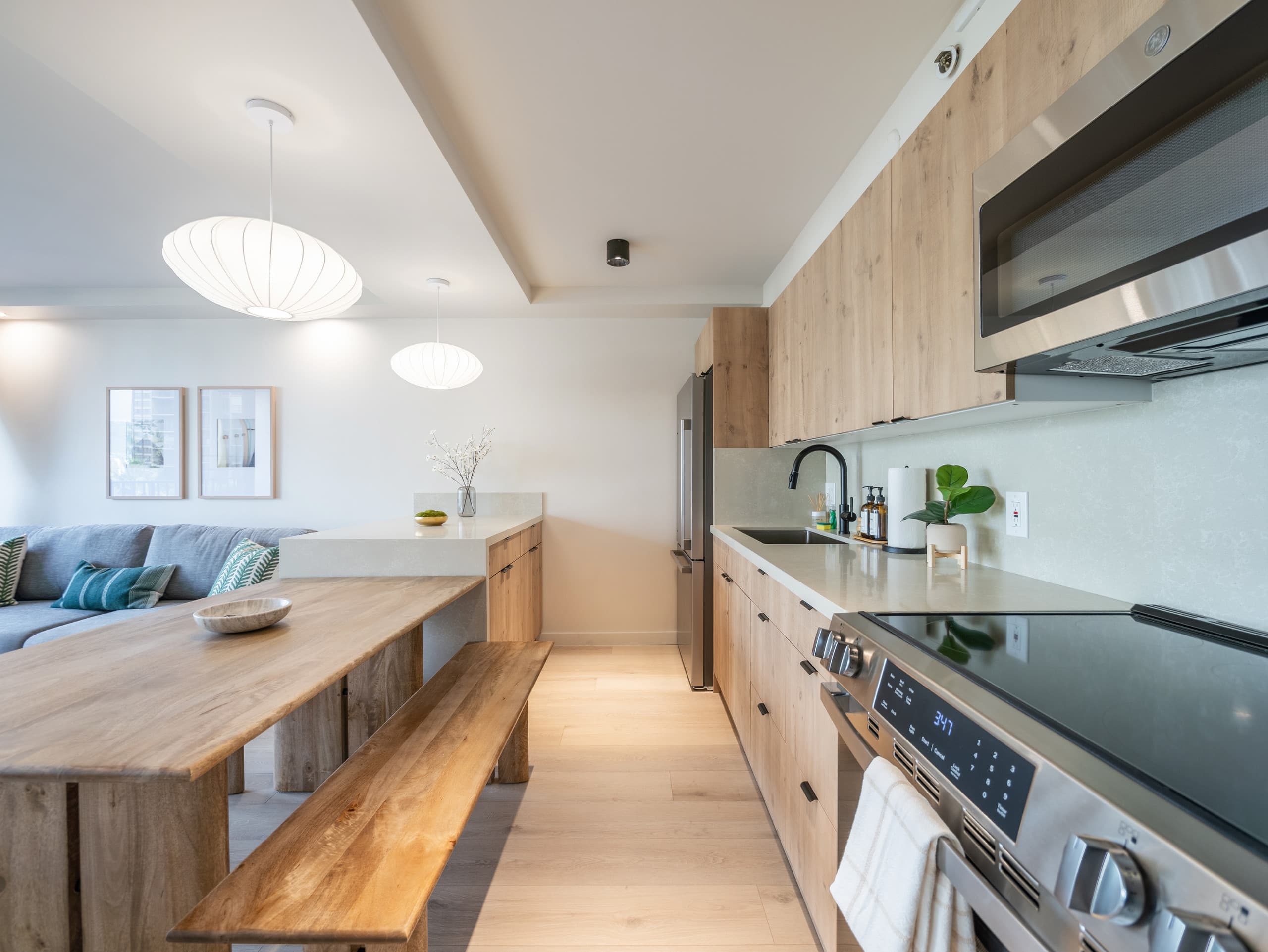 Fully Renovated 1bdrm @ Waikiki Banyan w/parking - Image 11