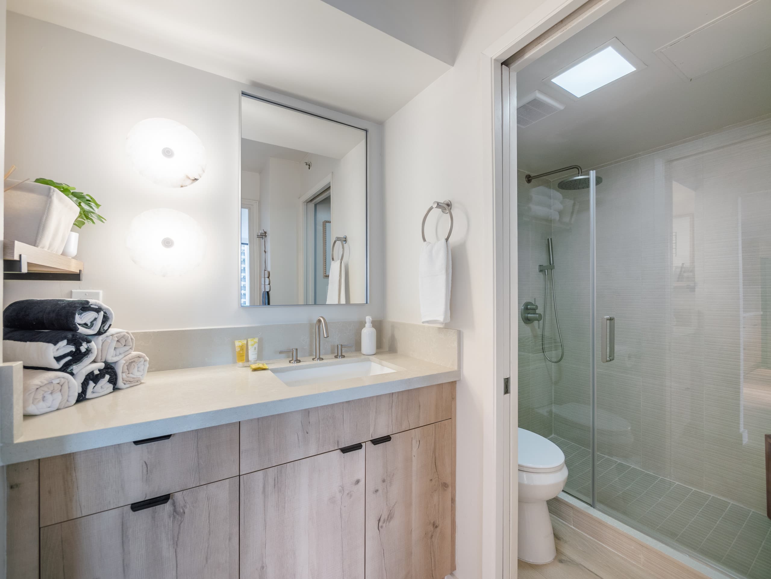 Fully Renovated 1bdrm @ Waikiki Banyan w/parking - Image 23