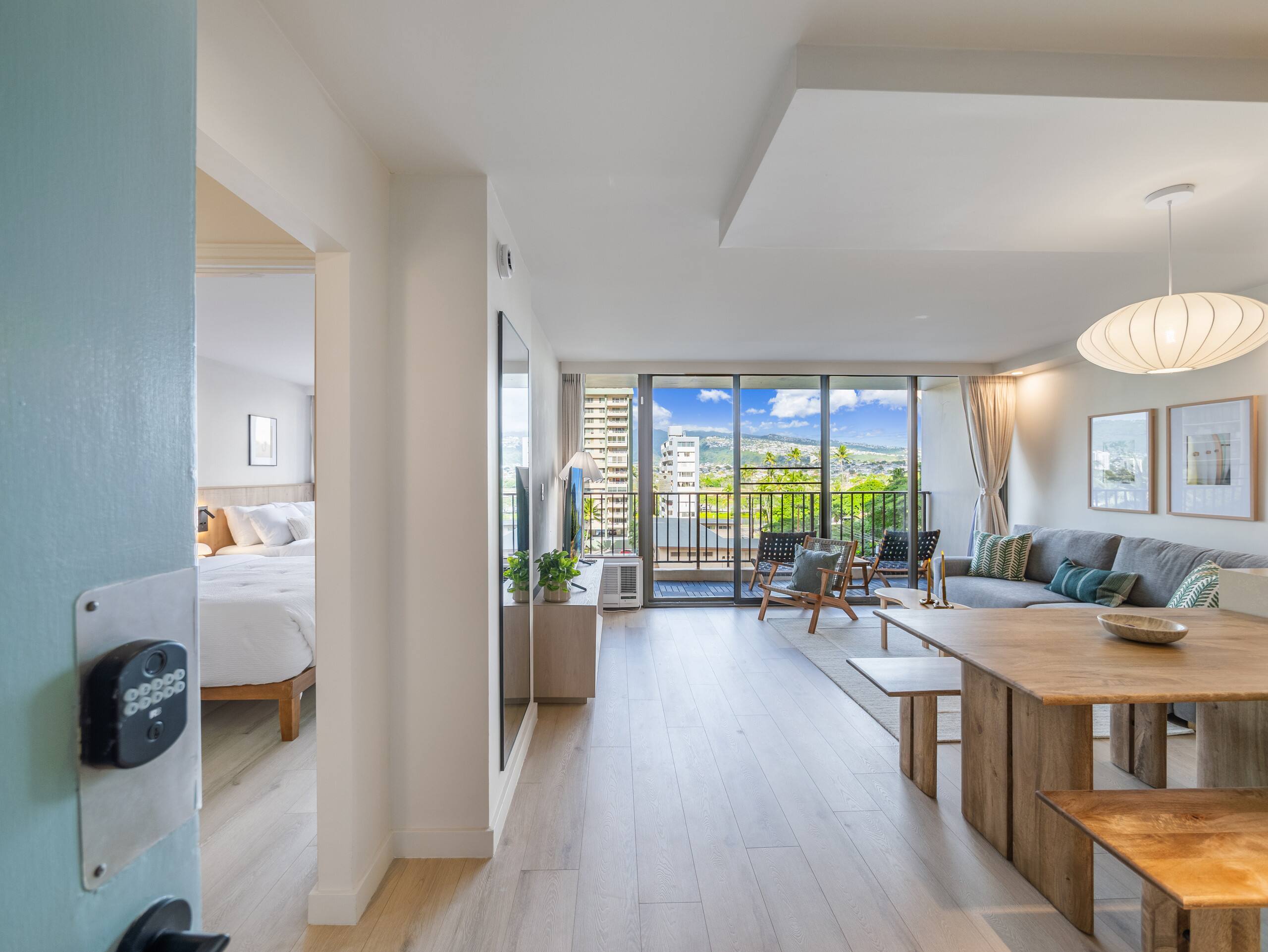 Fully Renovated 1bdrm @ Waikiki Banyan w/parking - Image 2
