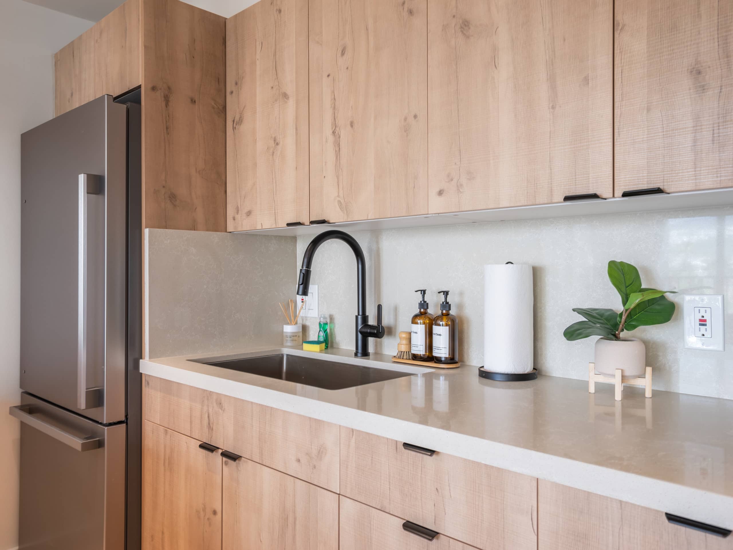 Fully Renovated 1bdrm @ Waikiki Banyan w/parking - Image 12
