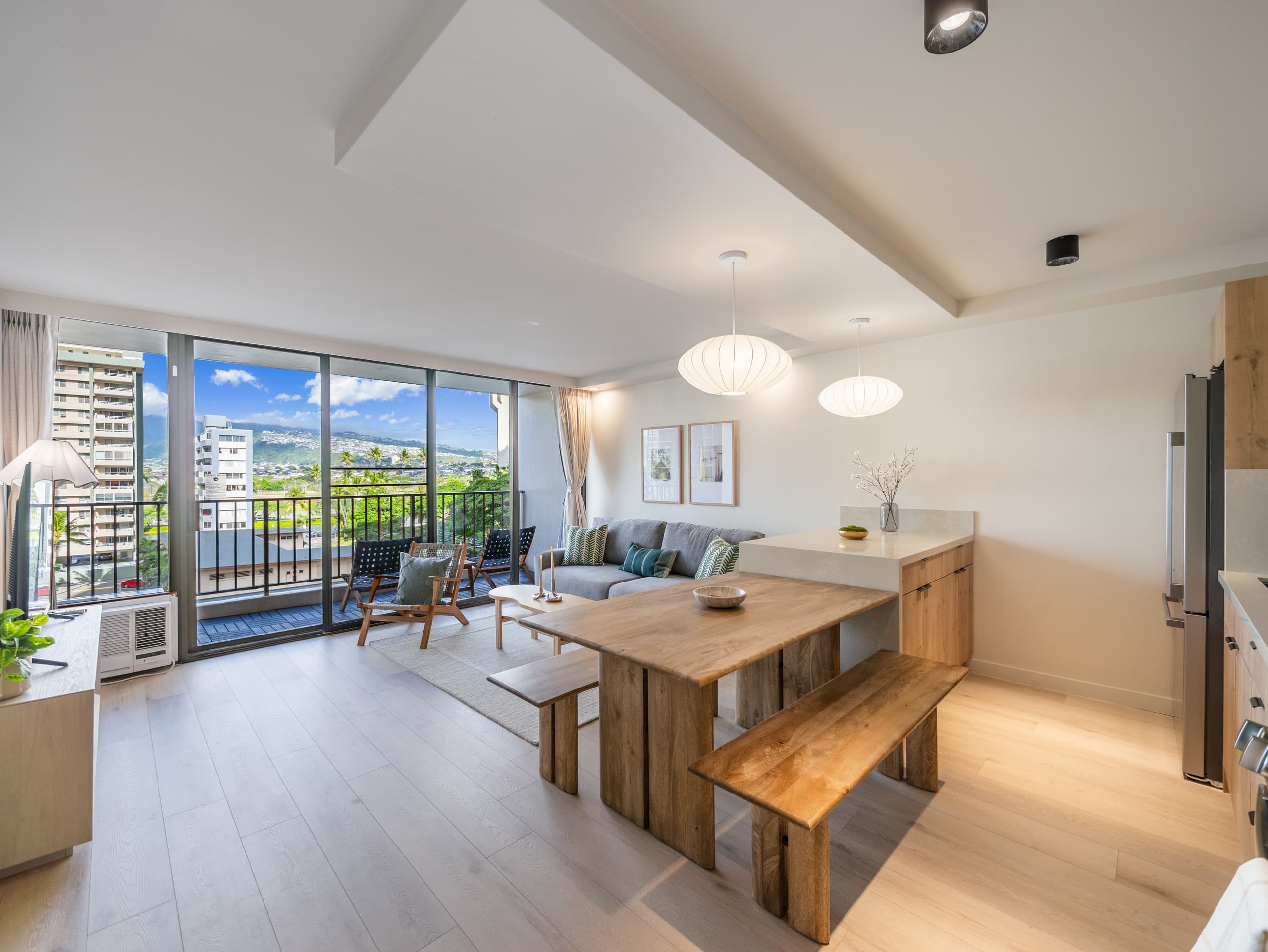 Fully Renovated 1bdrm @ Waikiki Banyan w/parking - Image 4