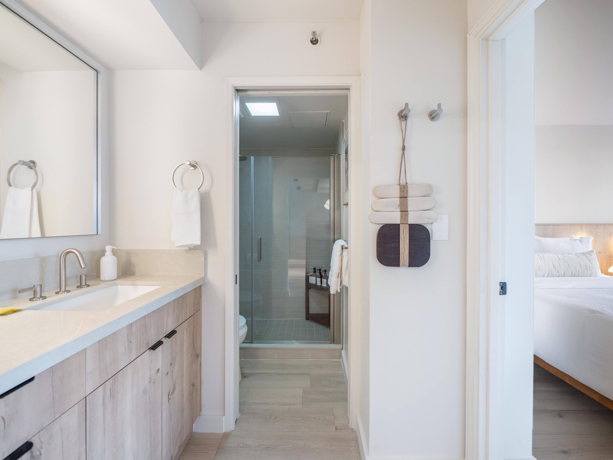 Fully Renovated 1bdrm @ Waikiki Banyan w/parking - Image 22