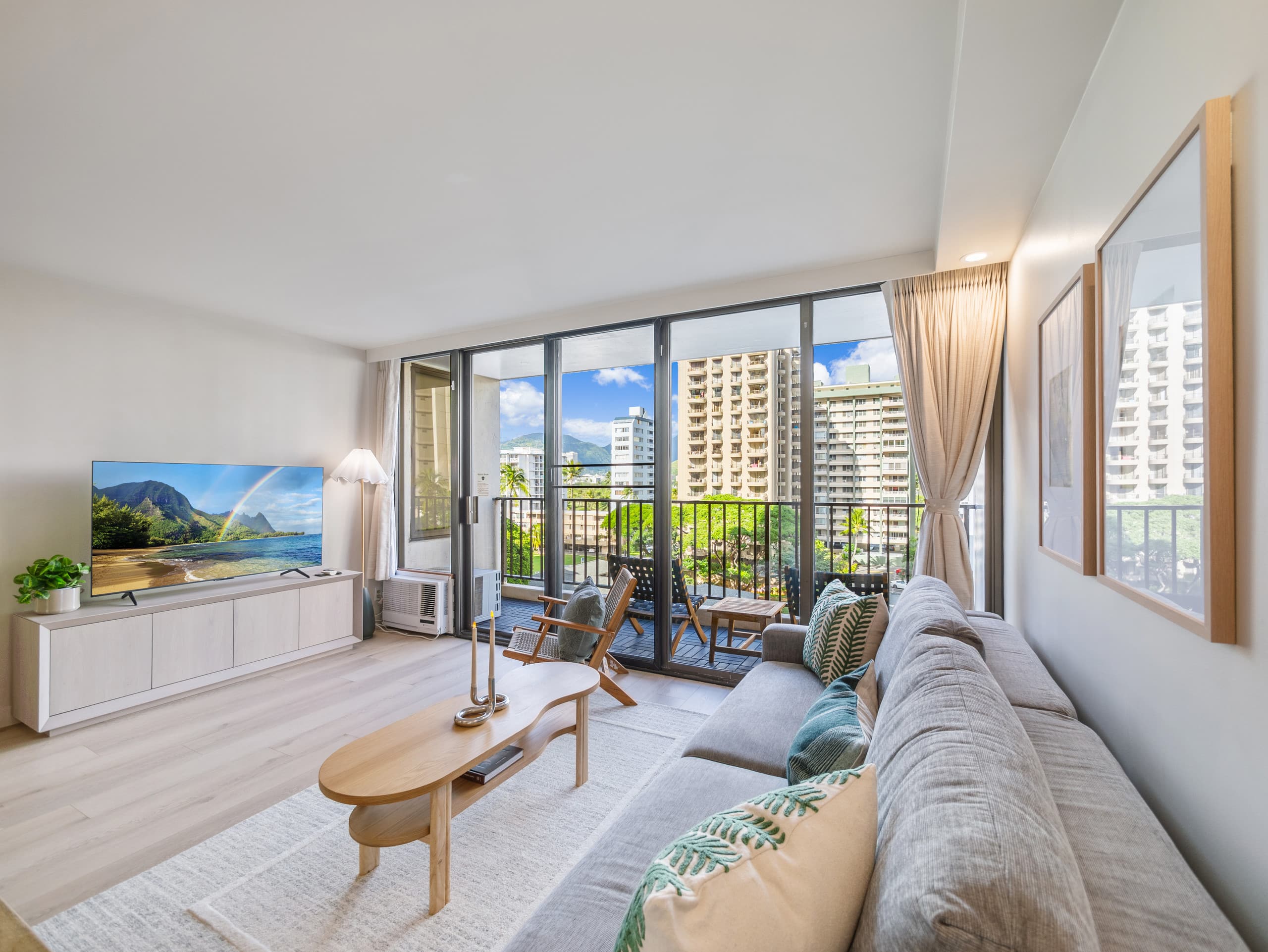 Fully Renovated 1bdrm @ Waikiki Banyan w/parking - Image 5