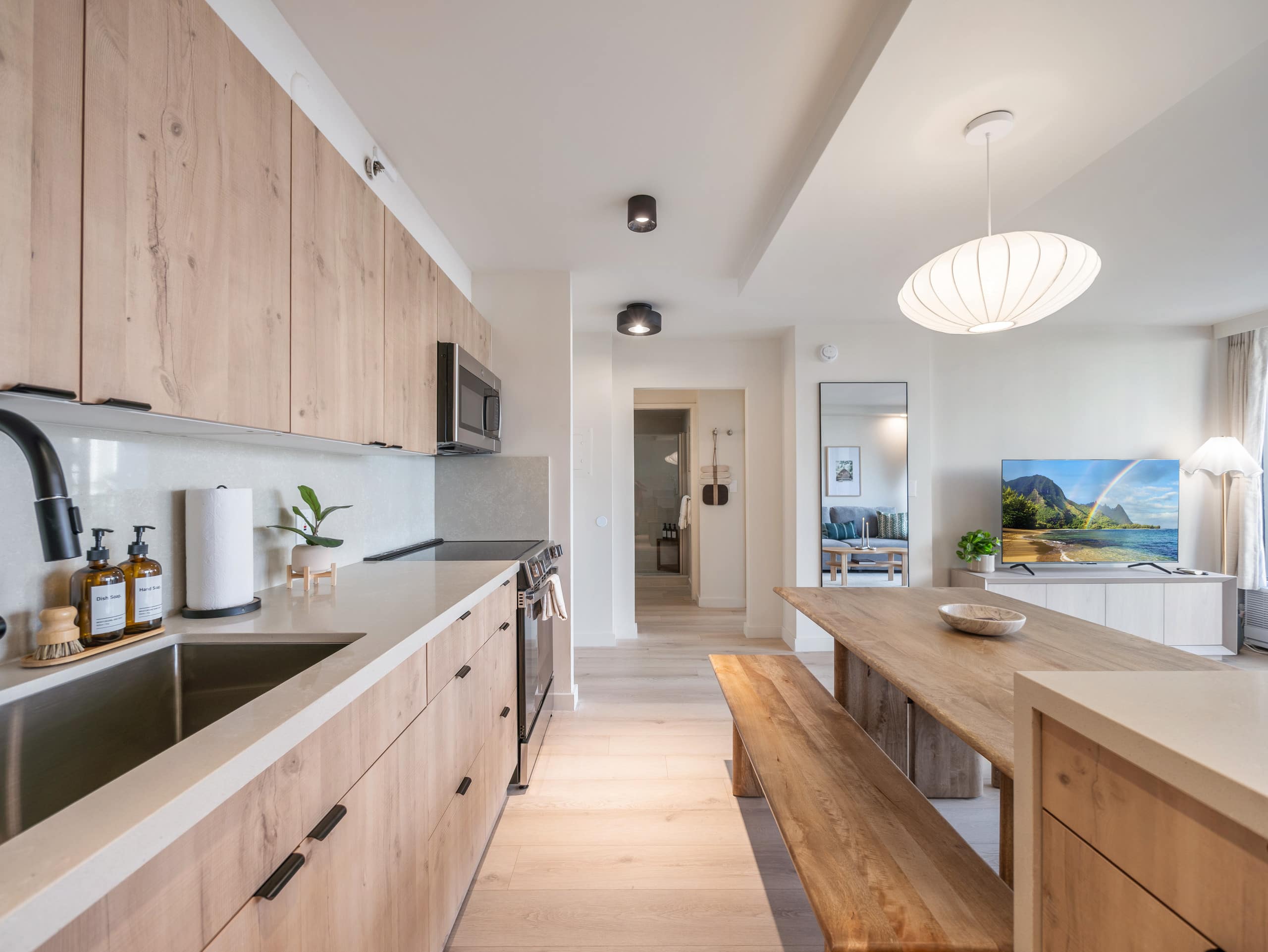 Fully Renovated 1bdrm @ Waikiki Banyan w/parking - Image 14