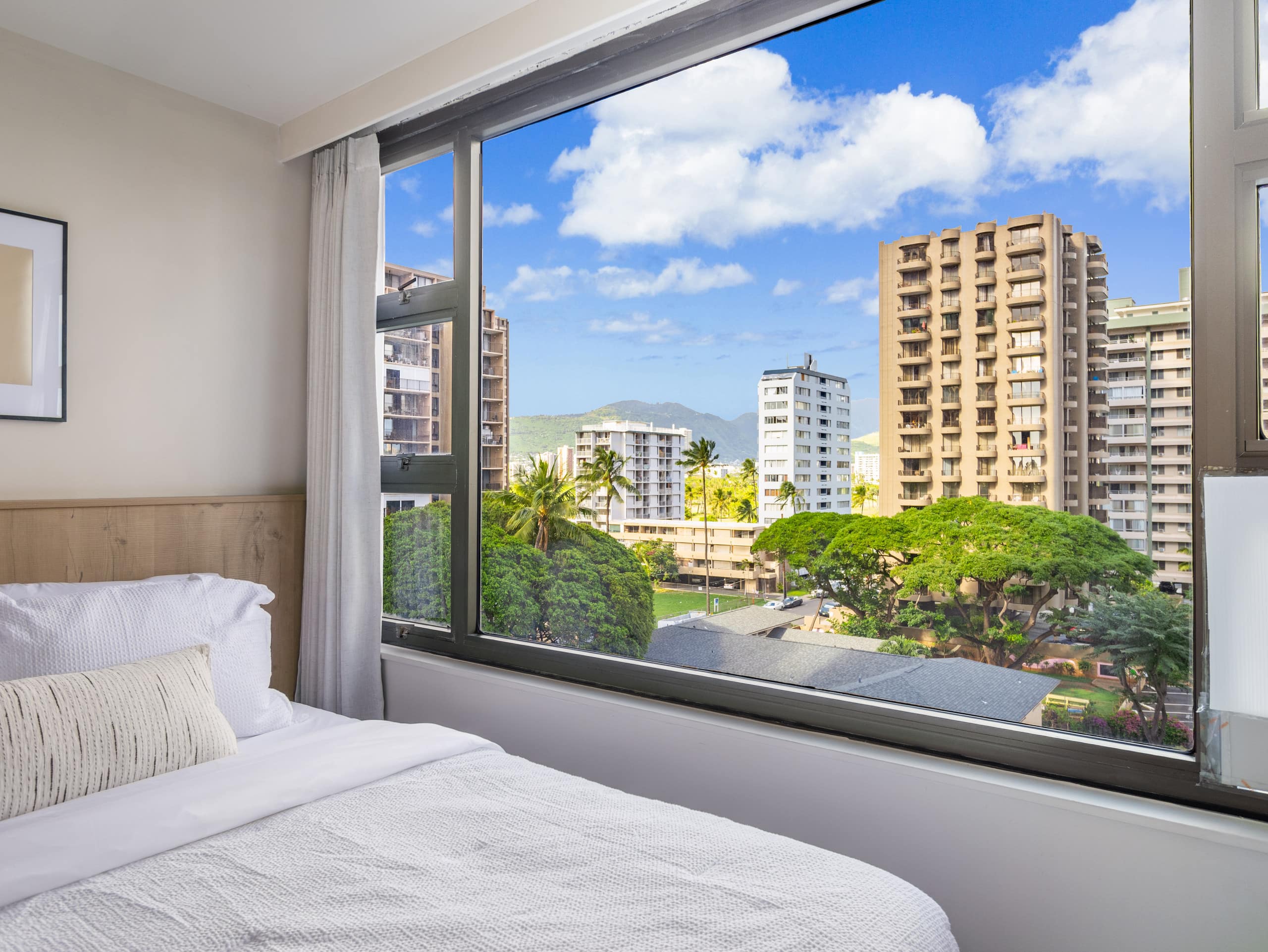 Fully Renovated 1bdrm @ Waikiki Banyan w/parking - Image 21