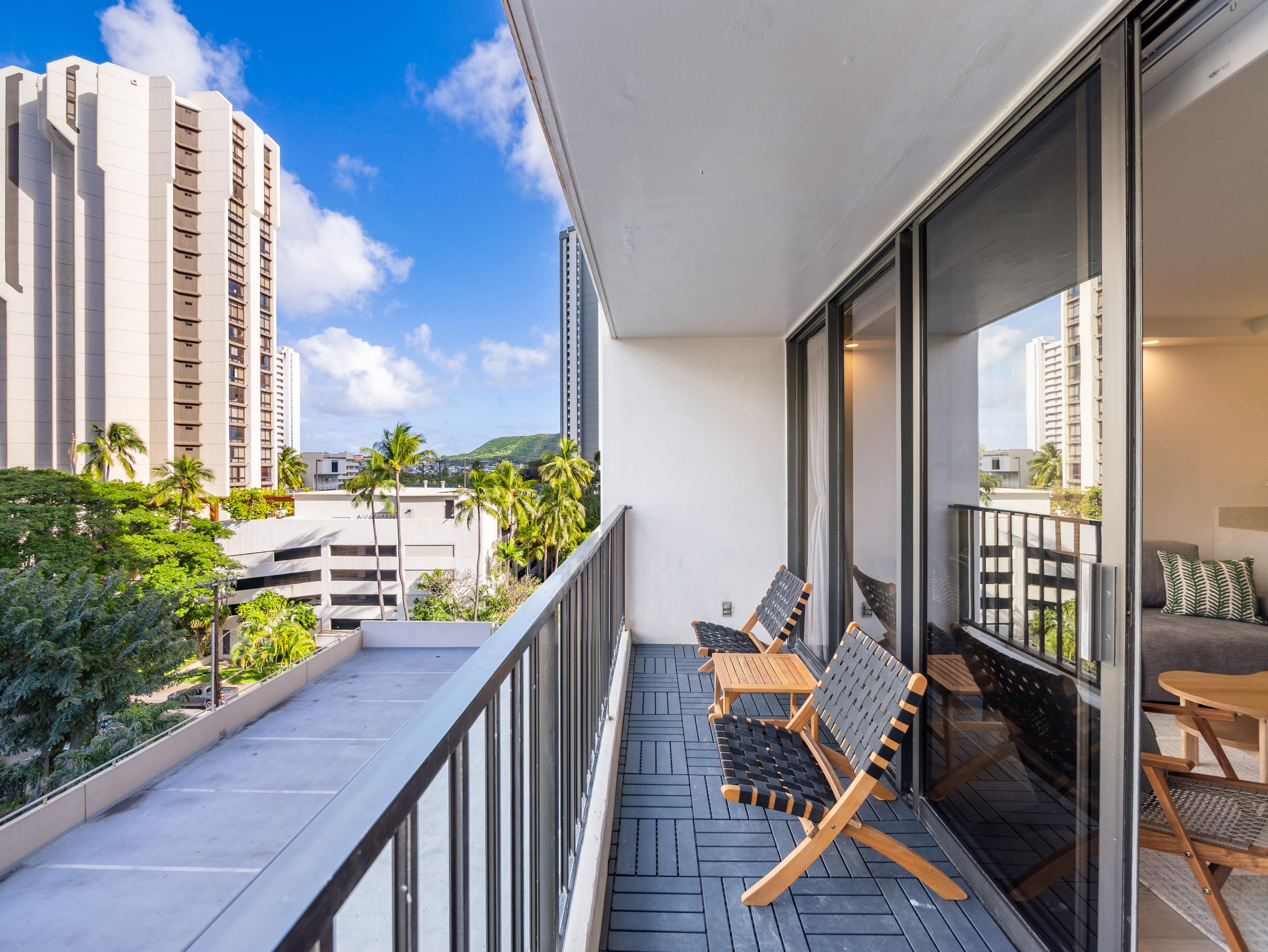 Fully Renovated 1bdrm @ Waikiki Banyan w/parking - Image 27