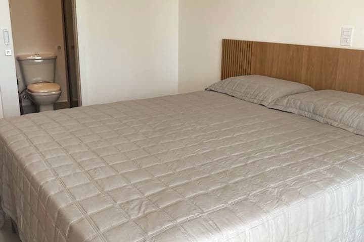 Cama tamaño queen en la suite principal